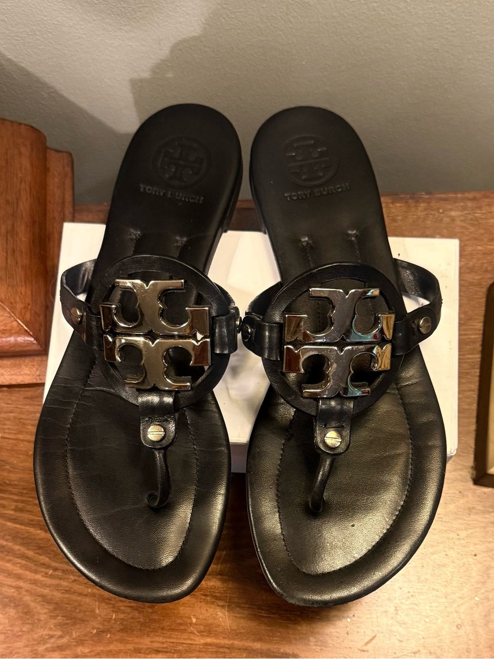 Tory Burch Metal Miller Black Gold Leather Logo Thong Sandals Size 10 - Picture 2 of 10